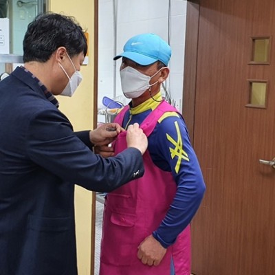 10/12 김남윤 자원봉사자 자원봉사 3000시간 배지 전달 이미지